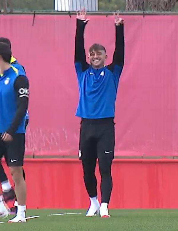 星歐平台官方：狠狠嘲諷皇馬✌️馬菲奧訓練時打出5-2手勢，表情直接笑嘻了